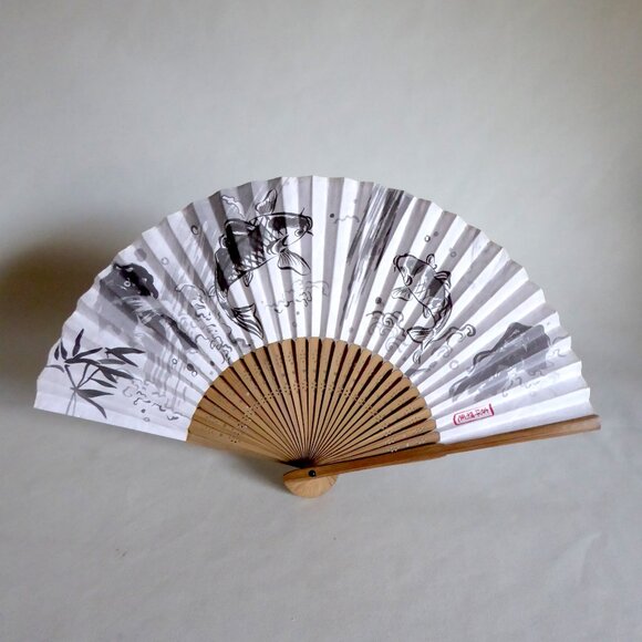 NEW JAPAN JAPANESE 8.25” KOI FISH CARP BAMBOO WOOD FOLDING HANDHELD FAN - Picture 1 of 8